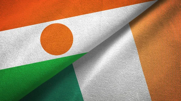 Níger e Irlanda duas bandeiras de pano têxtil, textura de tecido — Fotografia de Stock