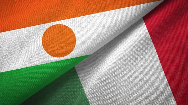 Níger e Itália duas bandeiras de pano têxtil, textura de tecido — Fotografia de Stock