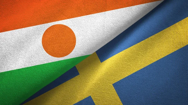 Níger y Suecia dos banderas tela textil, textura de la tela —  Fotos de Stock