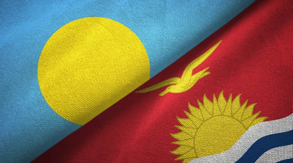 Palau y Kiribati dos banderas tela textil, textura de la tela — Foto de Stock