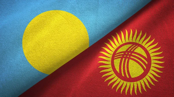 Palau y Kirguistán dos banderas tela textil, textura de la tela — Foto de Stock