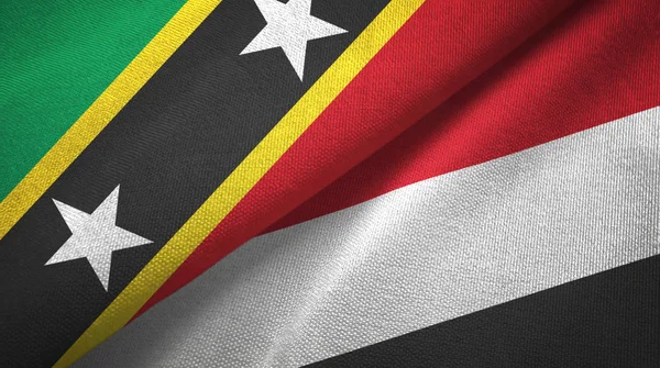 São Cristóvão e Nevis e Iémen duas bandeiras pano têxtil, textura de tecido — Fotografia de Stock