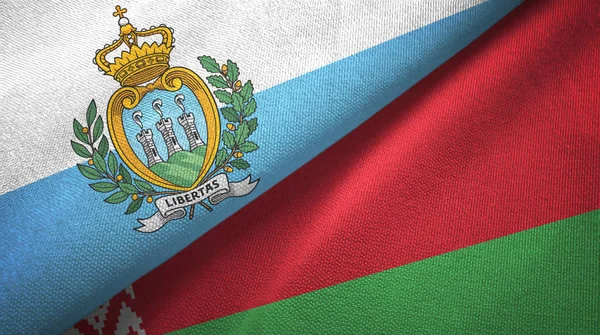 San Marino y Bielorrusia dos banderas tela textil, textura de la tela — Foto de Stock