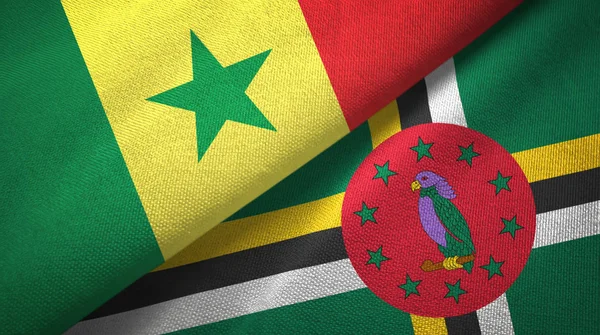 Sénégal et Dominique deux drapeaux tissu textile, texture du tissu — Photo