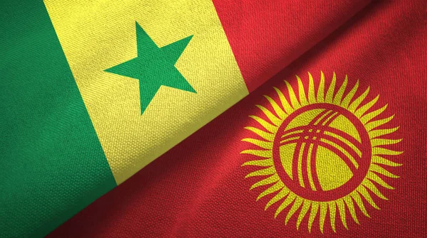 Senegal y Kirguistán dos banderas tela textil, textura de la tela — Foto de Stock