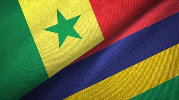 Senegal en Mauritius twee vlaggen textiel doek, stof textuur — Stockfoto
