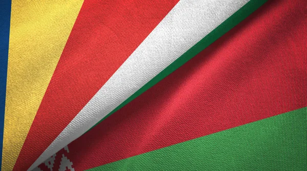Seychelles e Bielorussia due bandiere tessuto, tessitura tessuto — Foto Stock