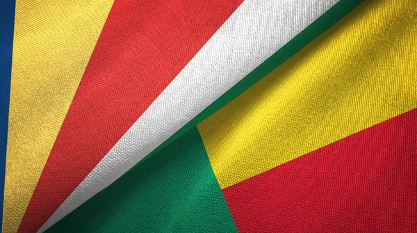 Seychelles e Benin due bandiere tessuto, tessitura tessuto — Foto Stock