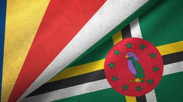 Seychelles e Dominica duas bandeiras de pano têxtil, textura de tecido — Fotografia de Stock