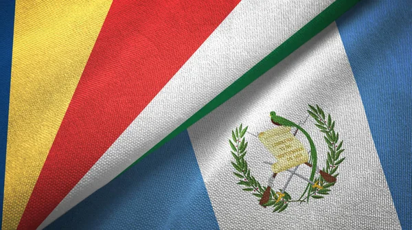 Seychelles e Guatemala duas bandeiras de pano têxtil, textura de tecido — Fotografia de Stock