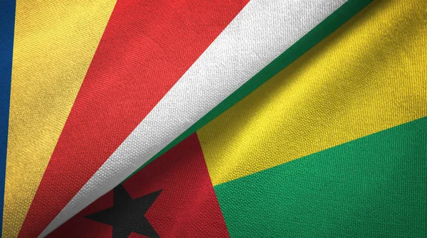 Seychelles e Guinea-Bissau due bandiere tessuto, tessitura del tessuto — Foto Stock
