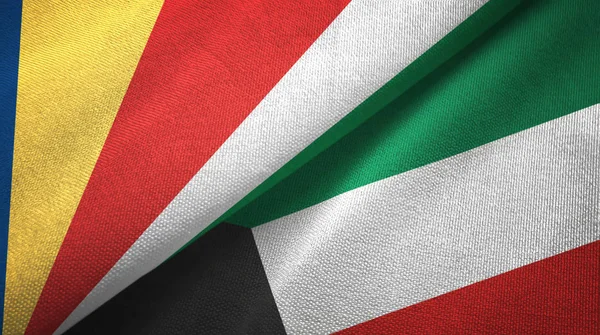Seychelles e Kuwait due bandiere tessuto, tessitura tessuto — Foto Stock