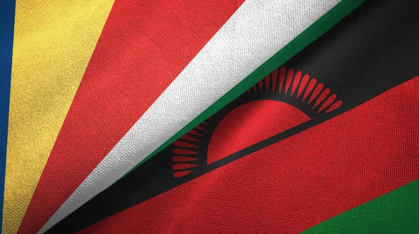 Seychelles e Malawi duas bandeiras pano têxtil, textura de tecido — Fotografia de Stock