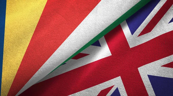Seychelles y Reino Unido dos banderas tela textil, textura de la tela — Foto de Stock