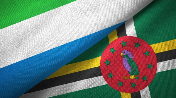 Sierra Leona y Dominica dos banderas tela textil, textura de la tela — Foto de Stock