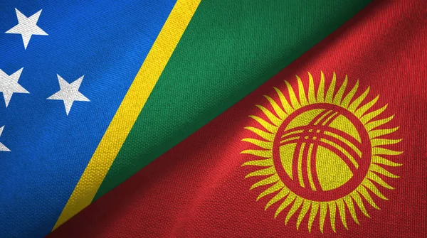Solomon Island y Kirguistán dos banderas tela textil, textura de la tela — Foto de Stock