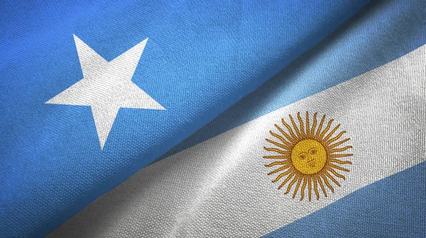 Сомали и Аргентины два флага текстильная ткань, текстура ткани — стоковое фото