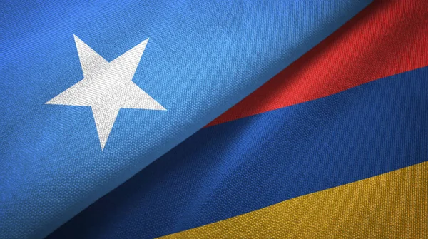 Somália e Armênia duas bandeiras pano têxtil, textura de tecido — Fotografia de Stock