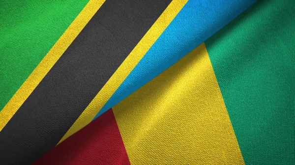 Tansania und Guinea zwei Flaggen Textiltuch, Textilstruktur — Stockfoto