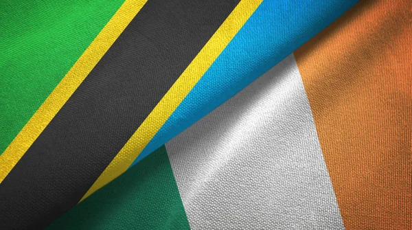 Tanzania en Ierland twee vlaggen textiel doek, stof textuur — Stockfoto