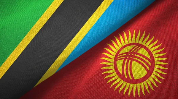 Tanzania y Kirguistán dos banderas tela textil, textura de la tela — Foto de Stock
