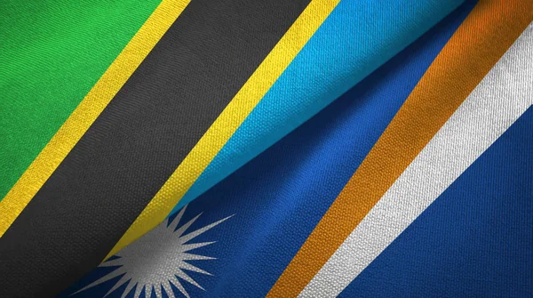 Tanzania en Marshall eilanden twee vlaggen textiel doek, stof textuur — Stockfoto