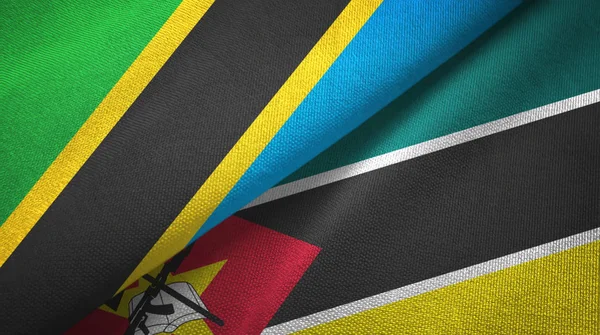 Tanzânia e Moçambique duas bandeiras de pano têxtil, textura de tecido — Fotografia de Stock