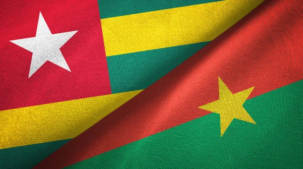 Togo e Burkina Faso due bandiere tessuto, tessitura del tessuto — Foto Stock