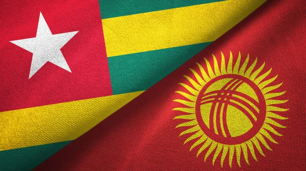 Togo y Kirguistán dos banderas tela textil, textura de la tela — Foto de Stock