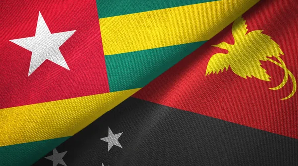 Togo e Papua Nuova Guinea due bandiere tessuto, tessitura tessuto — Foto Stock