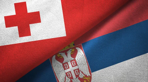 Тонга и Сербия два флага текстильная ткань, текстура ткани — стоковое фото