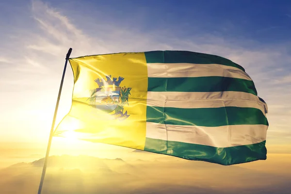 Aparecida de Goiânia da bandeira do Brasil acenando no nevoeiro do nascer do sol — Fotografia de Stock