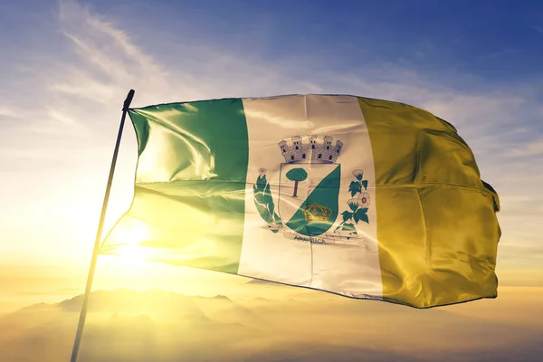Brezilya 'nın Arapiraca bayrağı en üstteki gündoğumu sisinde dalgalanıyor — Stok fotoğraf
