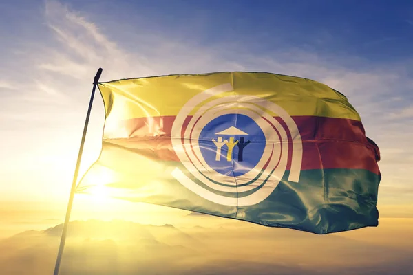 브라질의 아라과 나, 일출 안개 위에서 손을 흔들며 깃발을 흔들고 있는 모습 — 스톡 사진