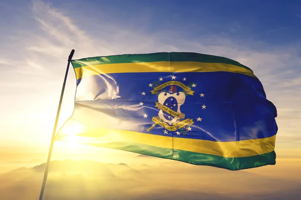 Campos dos Goytacazes of Brazil zászló lengett a napkelte köd tetején — Stock Fotó