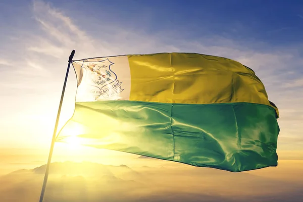 Paco do Lumiar da bandeira do Brasil acenando no nevoeiro do nascer do sol — Fotografia de Stock