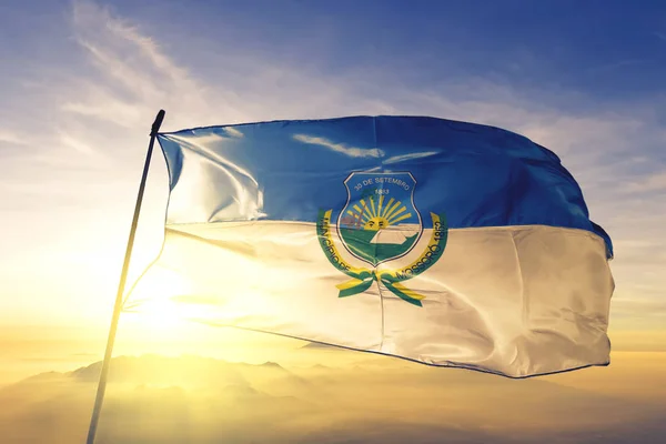 Brezilya 'nın Mossoro bayrağı en üstteki gün doğumu sisinde dalgalanıyor — Stok fotoğraf