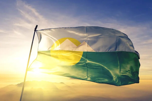 Montes Claros da bandeira do Brasil acenando no nevoeiro do nascer do sol — Fotografia de Stock