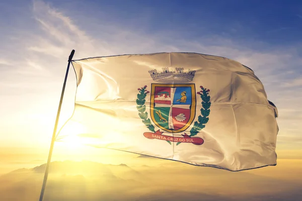 Bandera de Santa Cruz do Sul de Brasil ondeando sobre la niebla del amanecer —  Fotos de Stock