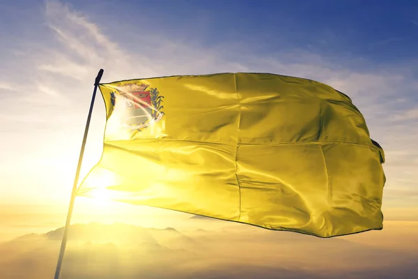 Sertaozinho du drapeau du Brésil agitant sur le brouillard du lever du soleil — Photo