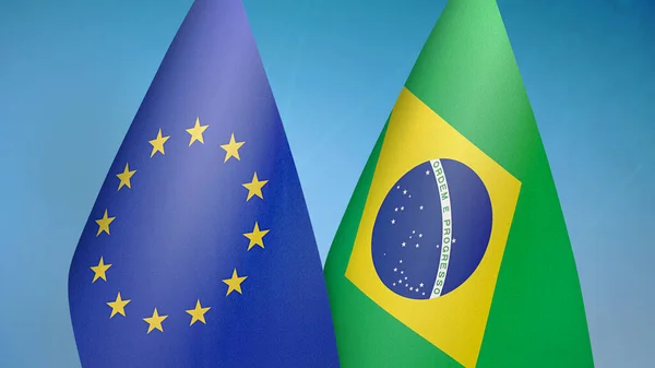 欧盟和巴西的两面旗帜 蓝色背景 — 图库照片