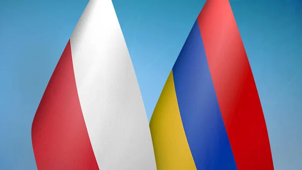 ポーランドとアルメニアの二つの旗が青い背景 — ストック写真