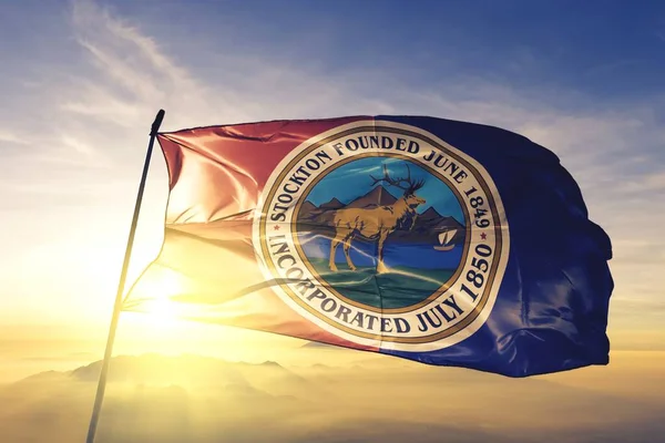 ABD bayrağı dalgalanan California Stockton