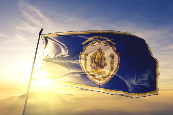 美国马萨诸塞州斯普林菲尔德的国旗飘扬 — 图库照片
