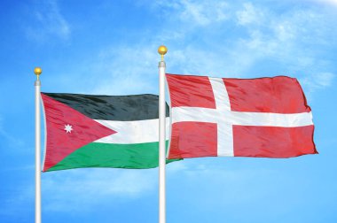 Ürdün ve Danimarka bayrak direkleri üzerinde iki bayrak ve mavi bulutlu arka plan
