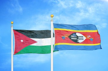 Ürdün ve Eswatini Svaziland bayrak direğinde iki bayrak ve mavi bulutlu arka plan