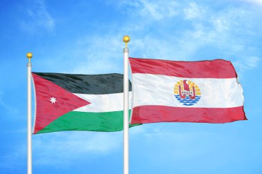 Ürdün ve Fransız Polinezyası bayrak direğinde iki bayrak ve mavi bulutlu arka plan