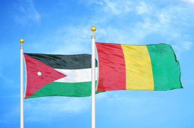 Ürdün ve Gine bayrak direkleri üzerinde iki bayrak ve mavi bulutlu arka plan