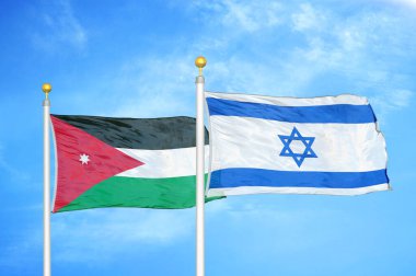 Ürdün ve İsrail bayrak direğinde iki bayrak ve mavi bulutlu arka plan