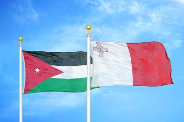 Ürdün ve Malta bayrak direkleri üzerinde iki bayrak ve mavi bulutlu arka plan